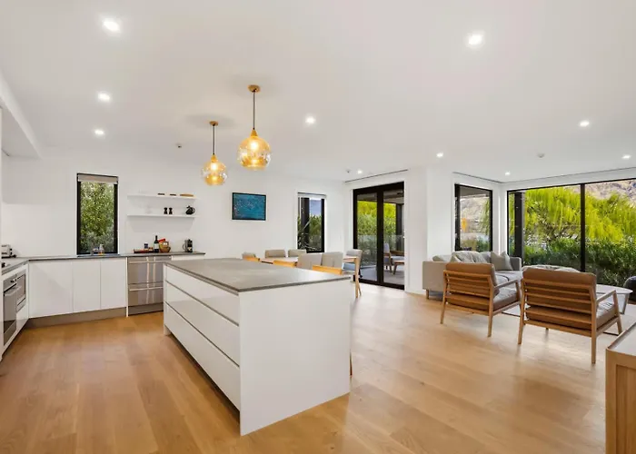 Lakefront Luxury 2 Bedroom * 瓦纳卡