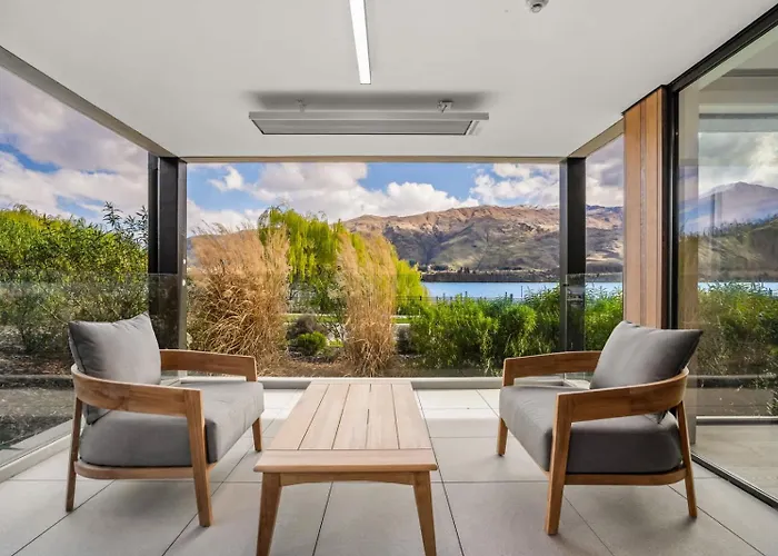 Lakefront Luxury 2 Bedroom 公寓